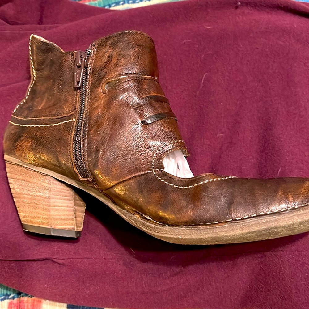 Khrio Vero Pelle Booties. Chunky heel. Like new condition. Very soft w/zipper